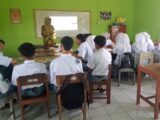 Pembelajaran di Kelas dengan LCD Proyektor